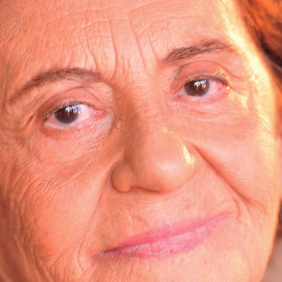 A caminho dos 98 anos, Laura Cardoso surge em fotos raras ao lançar filme, chama atenção por disposição e é tietada por Bianca Rinaldi