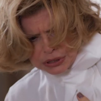 César vai matar Odete Roitman em 'Vale Tudo'? Cena com revólver coloca bandido como principal suspeito