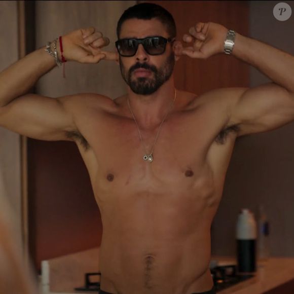 César (Cauã Reymond) levou bolo de Maria de Fátima (Bella Campos) já que a vilã foi encontrar com Afonso (Humberto Carrão)