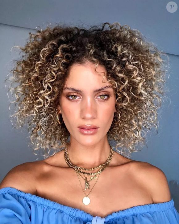 Laura Fernandez já usou cabelo curto e cacheado