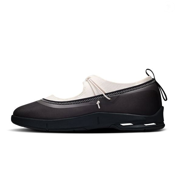 O Cloudnova Moon Mary Jane, novo tênis da On criado em parceria com Zendaya e o stylist Law Roach, mistura referências esportivas e o charme das sapatilhas de boneca. O modelo de edição limitada custa R$ 1.499 e aposta em uma estética clean e minimalista
