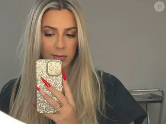 Malévola Alves criticou publicamente o serviço de um cabeleireiro, alegando insatisfação após pagar cerca de R$ 6 mil