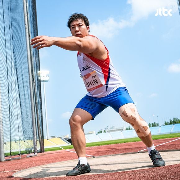 'Um Bom Garoto': Tae Won-seok é Shin Jae-hong, o medalhista de bronze no lançamento de disco conhecido como "gigante gentil"
