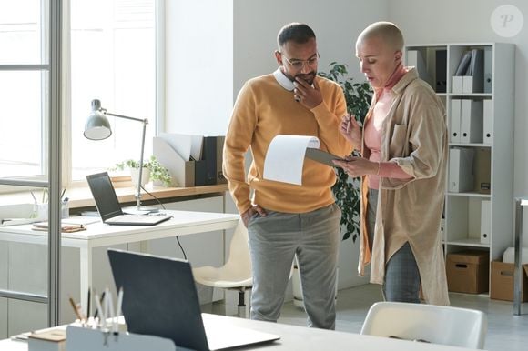 Atração no trabalho é comum, mas nem sempre é percebida. Veja os comportamentos que indicam interesse