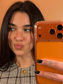 Dua Lipa vai à Justiça: cantora processa a Samsung em quase R$ 75 milhões por uso indevido de imagem em caixas de TV; entenda