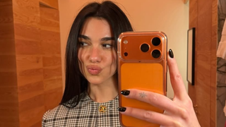 Dua Lipa vai à Justiça: cantora processa a Samsung em quase R$ 75 milhões por uso indevido de imagem em caixas de TV; entenda