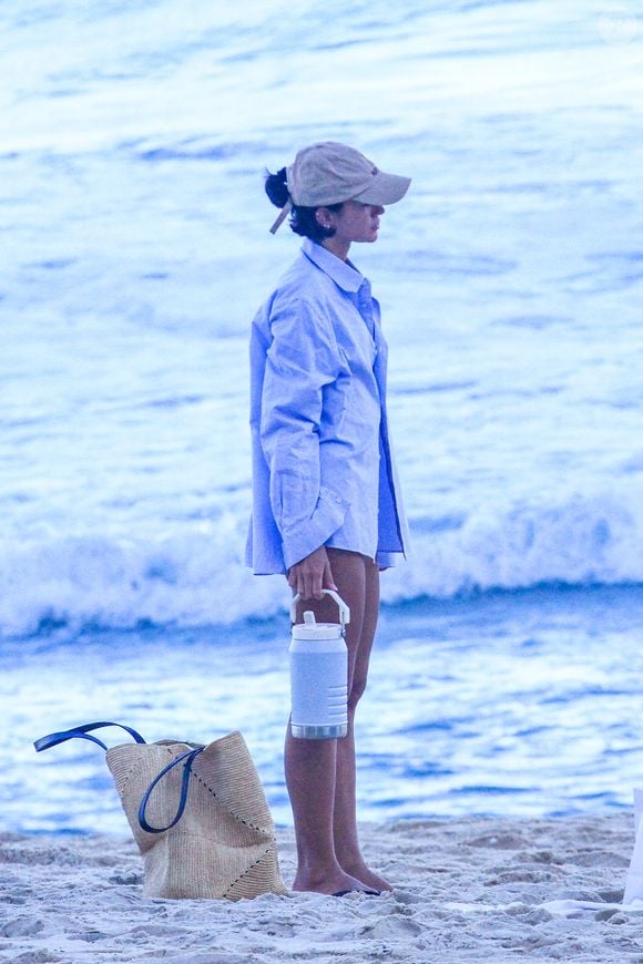Bruna Marquezine apostou em acessórios discretos e peças sofisticadas para o passeio à beira-mar nesta quinta-feira (7)