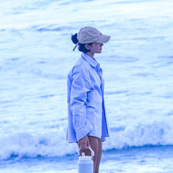 Bruna Marquezine apostou em acessórios discretos e peças sofisticadas para o passeio à beira-mar nesta quinta-feira (7)