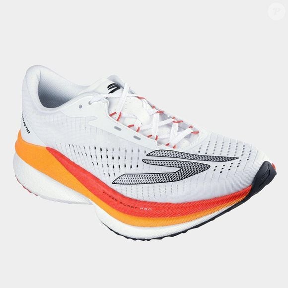 Até o fechamento desta matéria, encontramos o modelo Skechers Aero Razor disponível na Netshoes por R$ 949,99