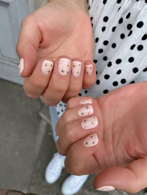 Para conseguir esse formato oval arredondado, comece usando um cortador de unhas ou alicate para cortar a unha em linha reta, paralela à ponta do dedo.