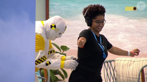 Milena, por sua vez, adotou uma postura mais leve e descontraída, que gerou críticas a ela no BBB 26