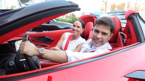 Zezé Di Camargo reúne parte da família em aniversário da neta e deixa festa em carro de luxo milionário. Fotos!