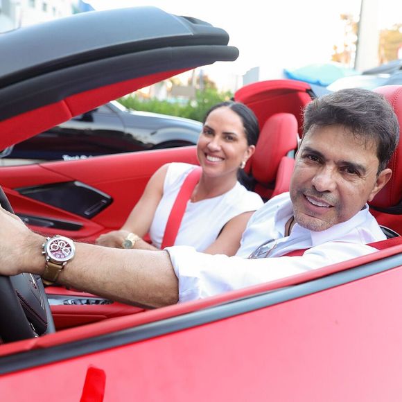 Zezé Di Camargo e Graciele Lacerda chegaram em um carro de luxo ao aniversário da neta do cantor
