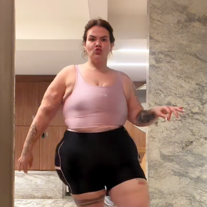 Casada com Israel Reis e mãe de Maria Carla e Eva, a influenciadora garantiu que a transformação no peso não impactou de forma significativa sua vaidade.