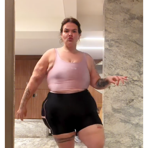 Casada com Israel Reis e mãe de Maria Carla e Eva, a influenciadora garantiu que a transformação no peso não impactou de forma significativa sua vaidade.