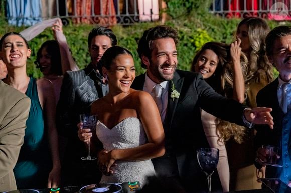 Em 'Vale Tudo', último vestido usado por Maria de Fátima (Bella Campos) será sem alças, mais sexy e justo ao corpo.