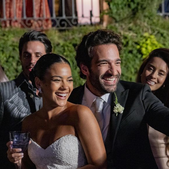 Em 'Vale Tudo', último vestido usado por Maria de Fátima (Bella Campos) será sem alças, mais sexy e justo ao corpo.