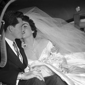 Fontes revelaram ao Daily Mail que Taylor Swift ficou 'encantada com o estilo' de Elizabeth Taylor após analisar fotos antigas da atriz