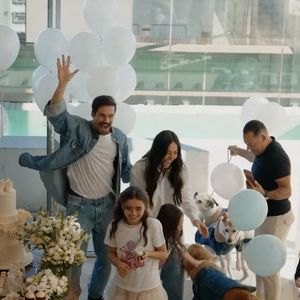 Mas coube ao cachorro de Sabrina Sato e Nicolas Prattes levar a notícia que todos queriam