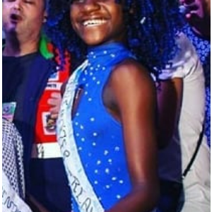 Caçula de 15 irmãos, Lorena Raissa nasceu cercada por uma família apaixonada pela escola