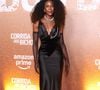 A estética romântica do slip dress também pode conversar com produções contemporâneas, exemplo de Camila de Lucas, especialmente quando a delicadeza da renda encontra elementos esportivos para quebrar o visual excessivamente romântico