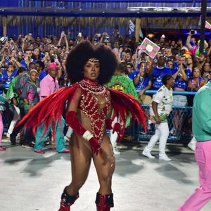 Evelyn Bastos faz sucesso como Rainha de Bateria da Mangueira no Carnaval do Rio