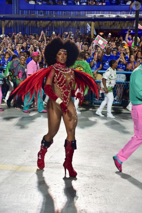 Evelyn Bastos faz sucesso como Rainha de Bateria da Mangueira no Carnaval do Rio