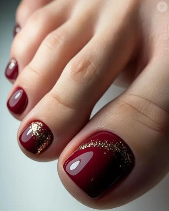Tradicionalmente associado aos meses frios, o esmalte bordô ou vinho surge como uma escolha surpreendente - e extremamente sofisticada - para os dias mais quentes.