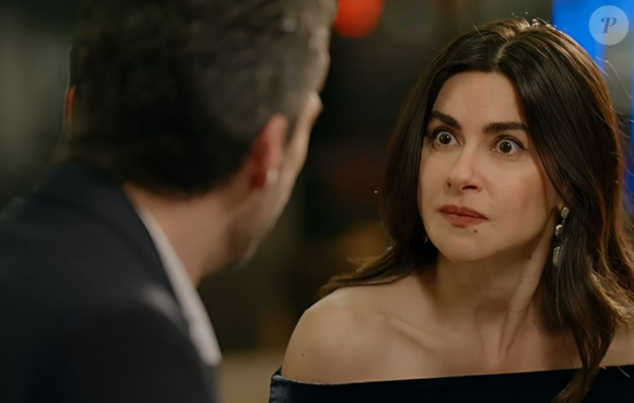 Hakan percebe o desejo da amada de se casar quando a flagra simulando um beijo em um travesseiro vestida de noiva.