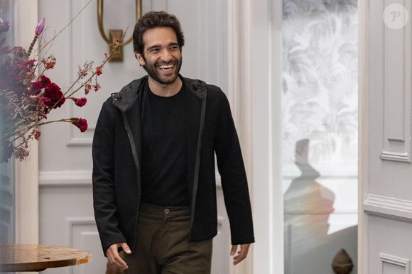 Afonso (Humberto Carrão) volta feliz de viagem