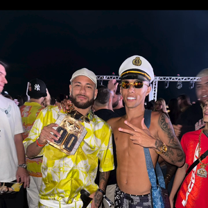 Neymar posou com Buzeira com o colar no pescoço