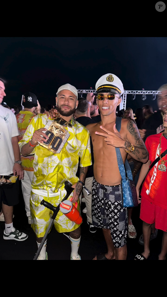 Neymar posou com Buzeira com o colar no pescoço