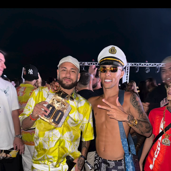 Neymar posou com Buzeira com o colar no pescoço