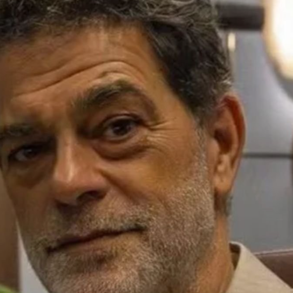 Rogério (Eduardo Moscovis) fala sobre seu sumiço para Paulinho