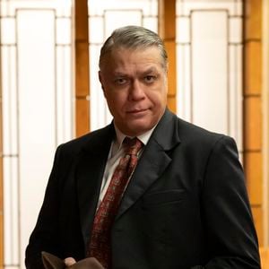 Resumo da novela 'Garota do Momento': Juliano atira em Zélia e consegue fugir.