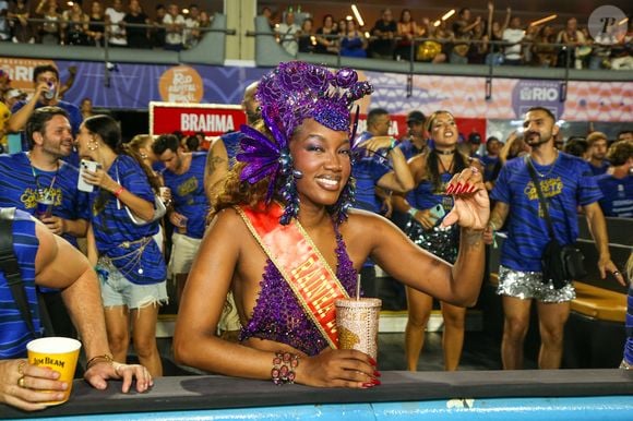 Em entrevista ao jornalista Leo Dias, Iza disse que "está muito feliz" e "se divertindo muito"