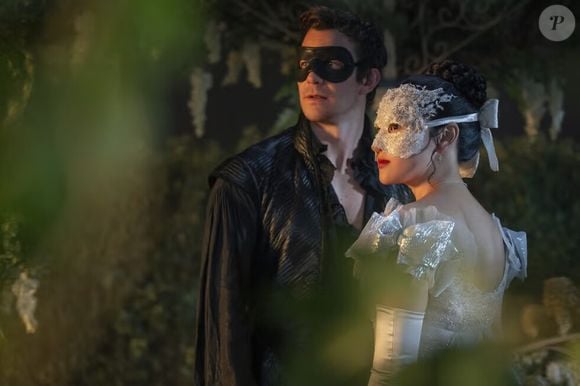 Na trama, Benedict cruza o caminho de uma mulher misteriosa vestida de prata e se apaixona perdidamente por ela