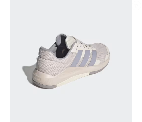 O cabedal em mesh respirável é um dos detalhes do Dropset Base, da Adidas. Conforme a descrição da marca, a parte superior do tênis recebe sobreposições em 3D para proporcionar maior suporte, enquanto o modelo tem características voltadas à prática de exercícios de força