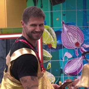 Jonas protagoniza mais um momento inusitado no 'BBB 26' ao soltar pum sem perceber a presença de Breno no quarto; cena viralizou nas redes sociais