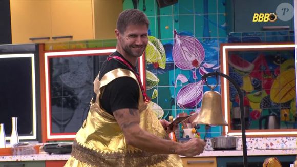 Jonas protagoniza mais um momento inusitado no 'BBB 26' ao soltar pum sem perceber a presença de Breno no quarto; cena viralizou nas redes sociais