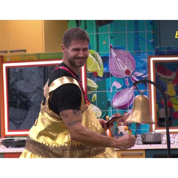 Jonas protagoniza mais um momento inusitado no 'BBB 26' ao soltar pum sem perceber a presença de Breno no quarto; cena viralizou nas redes sociais