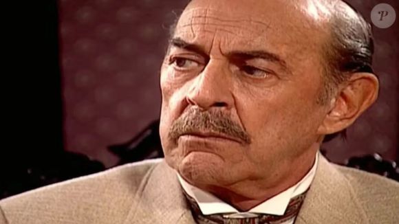 Francesco (Raul Cortez) conversa com Gumercindo sobre documentação de casamento de Rosana e Marco Antonio