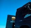O motorhome de Gusttavo Lima tem como base um Volvo FH 460 equipado com cabine Globetrotter XL, estrutura que funciona como uma verdadeira casa temporária para o cantor e sua família em Barretos