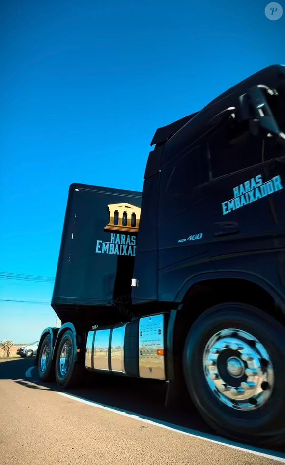 O motorhome de Gusttavo Lima tem como base um Volvo FH 460 equipado com cabine Globetrotter XL, estrutura que funciona como uma verdadeira casa temporária para o cantor e sua família em Barretos
