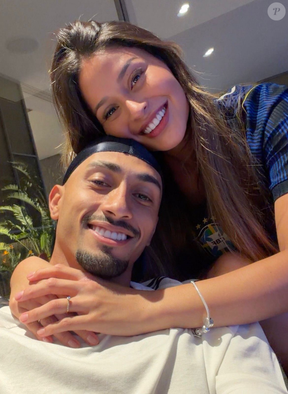 Raphinha foi alvo de críticas nas redes sociais após a exibição de cenas ao lado da esposa no documentário Convocadas