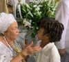 Após a morte de Mãe Carmen, líder do Terreiro do Gantois, Regina Casé compartilhou foto da religiosa com o seu filho