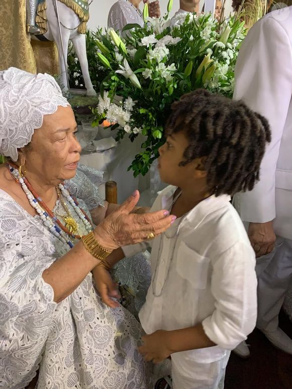 Após a morte de Mãe Carmen, líder do Terreiro do Gantois, Regina Casé compartilhou foto da religiosa com o seu filho