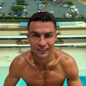 Cristiano Ronaldo construiu uma das carreiras mais vitoriosas da história do futebol, mas sua rotina fora dos gramados também desperta curiosidade. Descubra os hábitos, manias e superstições que acompanham o jogador dentro e fora de campo