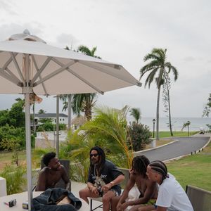 Vini Jr. impressiona com físico definido e posa em resort de luxo