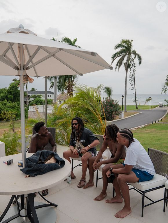 Vini Jr. impressiona com físico definido e posa em resort de luxo